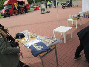 Przy wejściu rozstawiło się stoisko z gadżetami drużyny(dla kolekcjonerów były dostępne jeszcze   koszulki nieistniejących już Królewskich Warszawa)